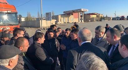 Սուրեն Պապիկյանը Վրաստանում հանդիպել է հայկական բեռնափոխադրող ընկերությունների վարորդների հետ
