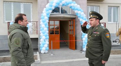ՀՀ պաշտպանության նախարարը զինծառայողներին է հանձնել նոր ծառայողական բնակարանների բանալիները