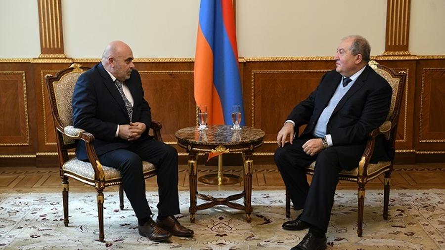 Նախագահ Սարգսյանը հանդիպել է Հեռուստատեսության և ռադիոյի հանձնաժողովի նախագահ Տիգրան Հակոբյանի հետ