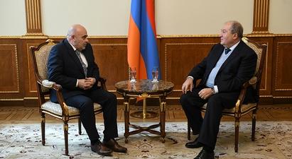 Նախագահ Սարգսյանը հանդիպել է Հեռուստատեսության և ռադիոյի հանձնաժողովի նախագահ Տիգրան Հակոբյանի հետ