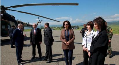 Ստեփանակերտի օդանավակայանում դիմավորել են վարչապետ Նիկոլ Փաշինյանին և նրա տիկնոջը՝ Աննա Հակոբյանին