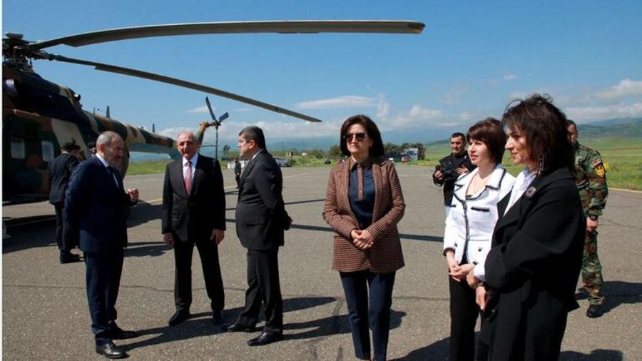 Ստեփանակերտի օդանավակայանում դիմավորել են վարչապետ Նիկոլ Փաշինյանին և նրա տիկնոջը՝ Աննա Հակոբյանին