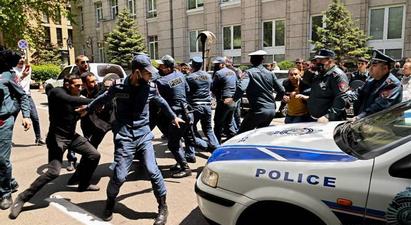 Կենտրոնական բանկի դիմաց մի խումբ քաղաքացիներ ակցիա են կազմակերպել․ 2 անձ բերվել է ոստիկանություն |armenpress.am|