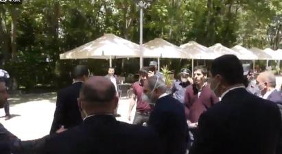Նիկոլ Փաշինյանը հանդիպում է ԿԲ-ի դիմաց բողոքի ակցիա իրականացողների հետ․ Ուղիղ |news.am|