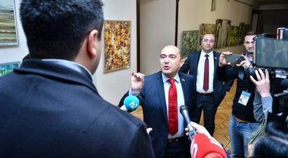 Ալեն Սիմոնյանն ու Էդմոն Մարուքյանը բանավիճեցին Ազգային ժողովի միջանցքում |armenpress.am|
