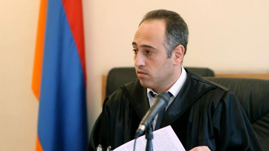 Քոչարյանին 2 մլրդ դրամ գրավով ազատելուց հետո դատավոր Արսեն Նիկողոսյանին թիկնապահ է տրամադրվել
 |armtimes.com|