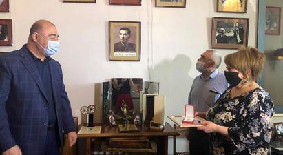 Մհեր Մկրտչյանին հետմահու շնորհվեց «Գյումրու պատվավոր քաղաքացի» կոչումը |armenpress.am|