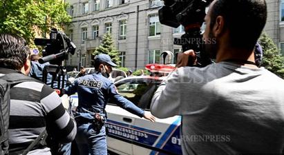 ԿԲ-ի մոտ ակցիայի 5 մասնակից բերման է ենթարկվել. ՀՀ ոստիկանություն |armenpress.am|