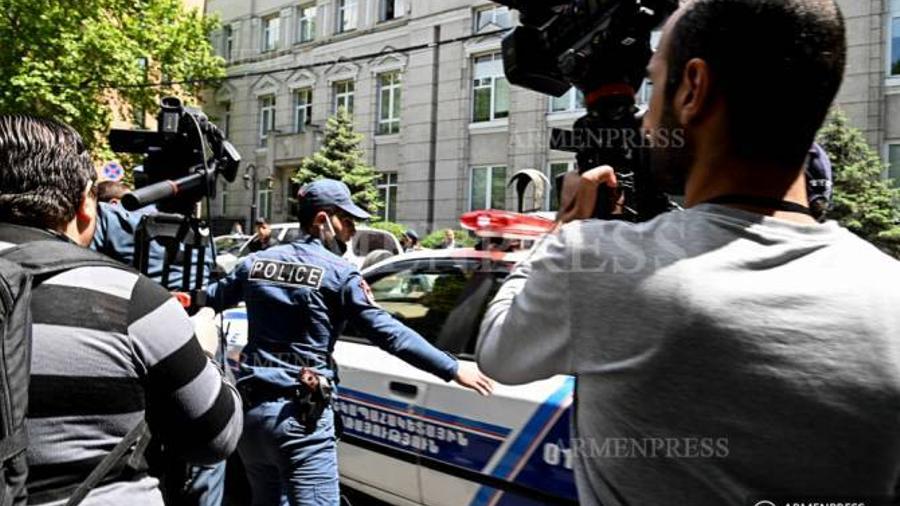 ԿԲ-ի մոտ ակցիայի 5 մասնակից բերման է ենթարկվել. ՀՀ ոստիկանություն |armenpress.am|