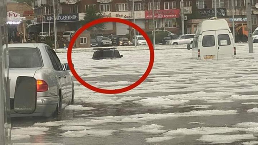 Հորդառատ անձրևը Գյումրիում հեղեղել է քաղաքի փողոցները, որոնց մի մասը մեքենաների համար անանցանելի են (լուսանկարներ)
 |tert.am|