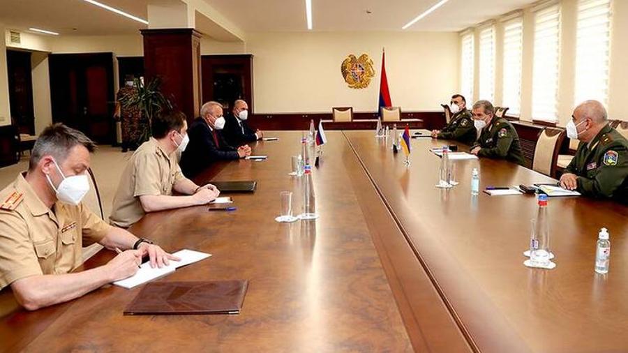 ԳՇ պետ Օնիկ Գասպարյանն ընդունել է ՀՀ-ում ՌԴ արտակարգ և լիազոր դեսպանին եւ դեսպանության ռազմական և ռազմաօդային կցորդին
