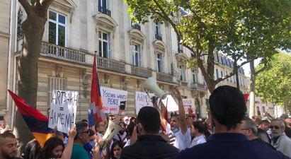 Ֆրանսիայի հայերը բողոքի ցույց են կազմակերպել Փարիզում Ադրբեջանի դեսպանության առջեւ |hetq.am|