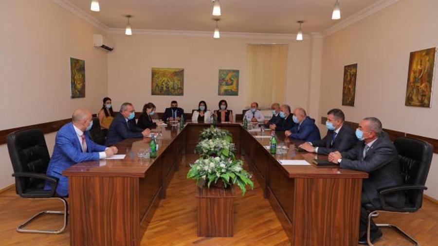 ԱԺ նախագահ Արթուր Թովմասյանը հանդիպել է Անվտանգության խորհրդի քարտուղար Սամվել Բաբայանի հետ


