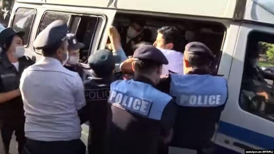 ԱԺ-ի դիմացից 10 քաղաքացի է բերման ենթարկվել. ոստիկանություն
 |azatutyun.am|