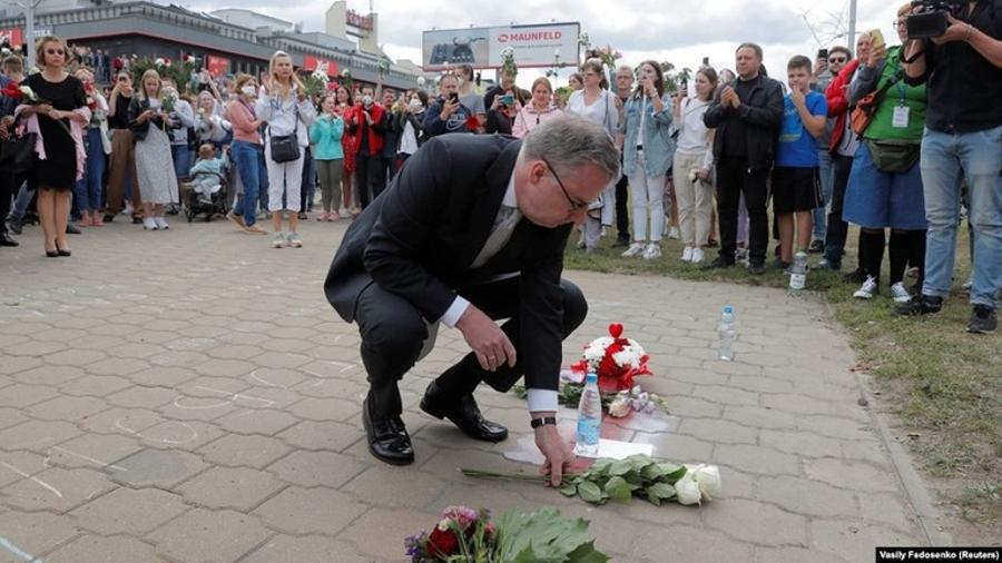 ԵՄ անդամ պետությունների դեսպանները ծաղիկներ դրեցին Մինսկում մահացած ցուցարարի հիշատակին