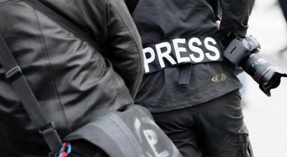 Ռուս և հայ լրագրողներով ու ամերիկացի կամավորներով միկրոավտոբուսը ԼՂ-ում ընկել է հրետանու կրակի տակ |armenpress.am|