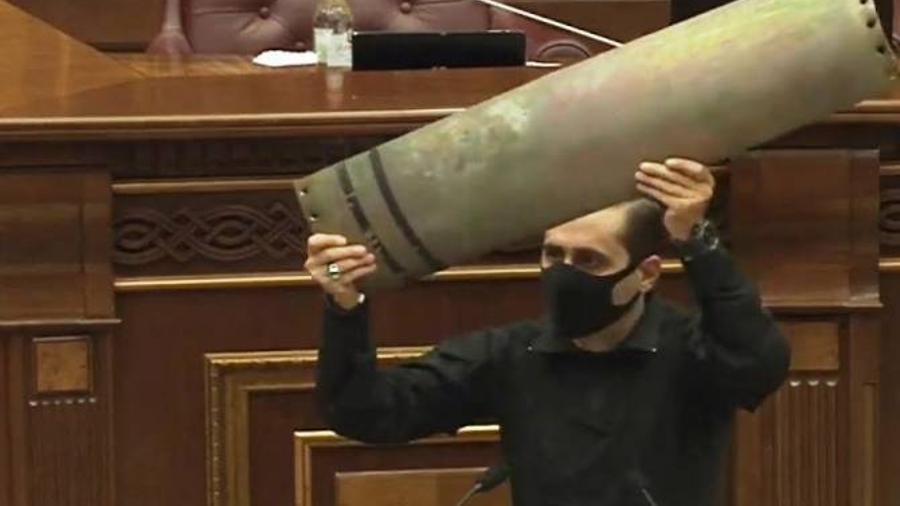 Մեր դեմ պատերազմում են հանցագործները. Պատգամավորը ցուցադրեց Ստեփանակերտում ընկած հրթիռի մի մասը |armenpress.am|