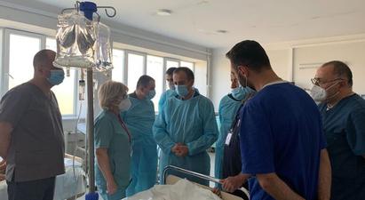Արսեն Թորոսյանն շրջել է մայրաքաղաքի բժշկական կենտրոններում, որտեղ բուժում են ստանում վիրավորում ստացած զինվորներ