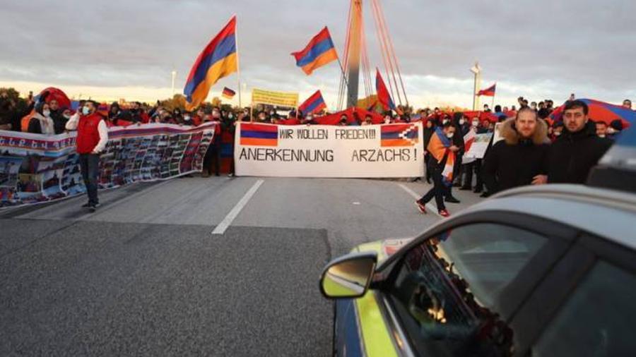 «Մենք խաղաղություն ենք ուզում». Համբուրգում հայերը փակել են նավահանգիստ տանող ճանապարհը

