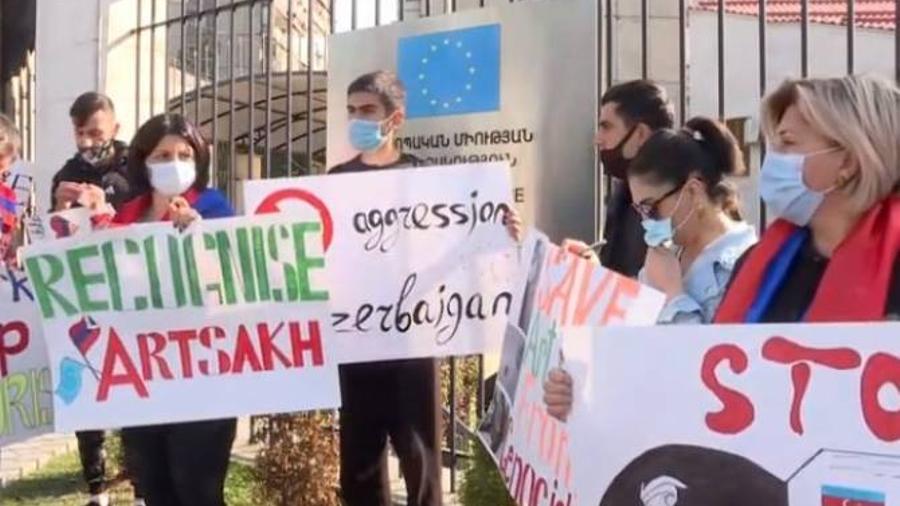 Երևանում ԵՄ դեսպանին քաղաքացիները ներկայացնում են փաստեր Ադրբեջանի ագրեսիայի դեմ խիստ գնահատականի պահանջով

 |armenpress.am|