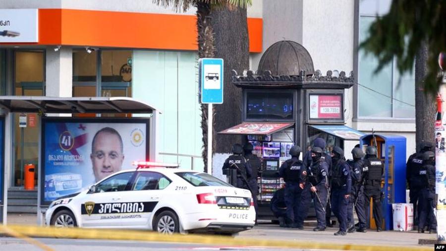 Վրաստանի ոստիկանությանը չի հաջողվել ձերբակալել բանկի վրա հարձակված զինված հանցագործին |azatutyun.am|