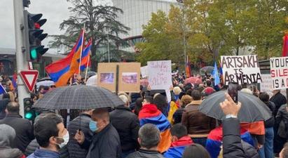 «Դադարեցրե'ք ահաբեկչությունը». Ստրասբուրգում հայերն իրենց բողոքի ձայնն են բարձրացնում ՄԻԵԴ-ի դիմաց |armenpress.am|