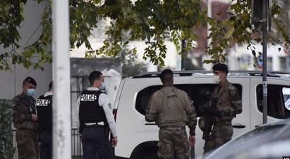 Ֆրանսիայում ձերբակալել են ուղղափառ քահանայի վրա հարձակված ահաբեկչին |azatutyun.am|