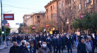 17 կուսակցությունների նախաձեռնած հանրահավաքի մասնակիցները երթով շարժվեցին դեպի ԱԱԾ-ի շենք |armenpress.am|