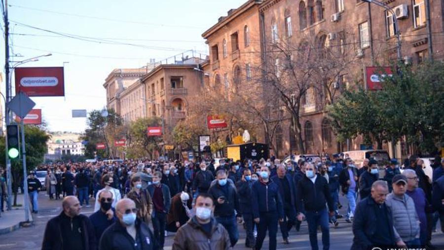 17 կուսակցությունների նախաձեռնած հանրահավաքի մասնակիցները երթով շարժվեցին դեպի ԱԱԾ-ի շենք |armenpress.am|