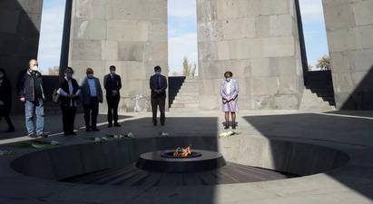 Բարոնուհի Քերոլայն Քոքսը հարգանքի տուրք է մատուցել Հայոց ցեղասպանության զոհերի հիշատակին