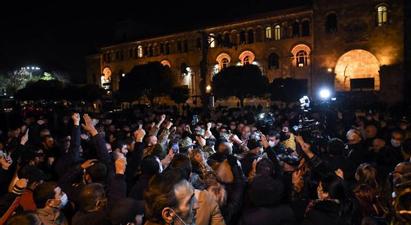 Ոստիկանությունը պահանջում է դադարեցնել վարչապետի ու կառավարության աջակիցների հավաքը |armenpress.am|