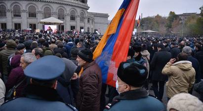 «Հայրենիքի փրկության շարժում»-ի հանրահավաքի մասնակիցները երթով շարժվում են դեպի կառավարական ամառանոցներ |armenpress.am|