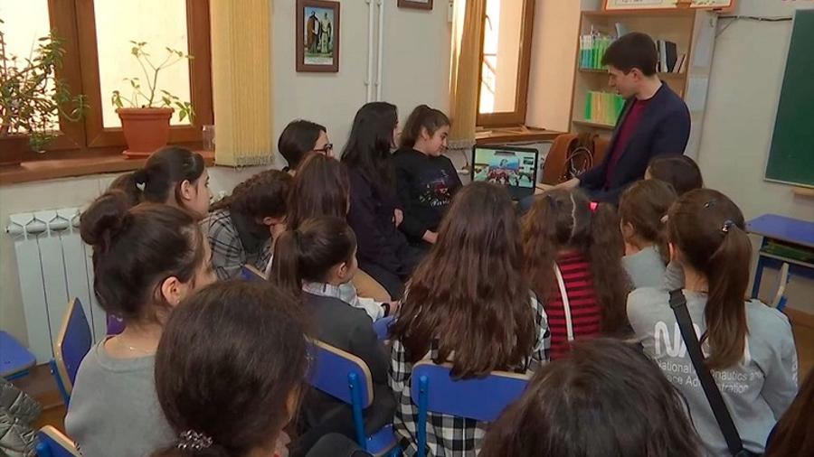 Ստեփանակերտի դպրոցներից մեկում ռուս խաղաղապահները անցկացրել են «Յունարմիա - Ղարաբաղի երեխաներին» ակցիան
 |1lurer.am|