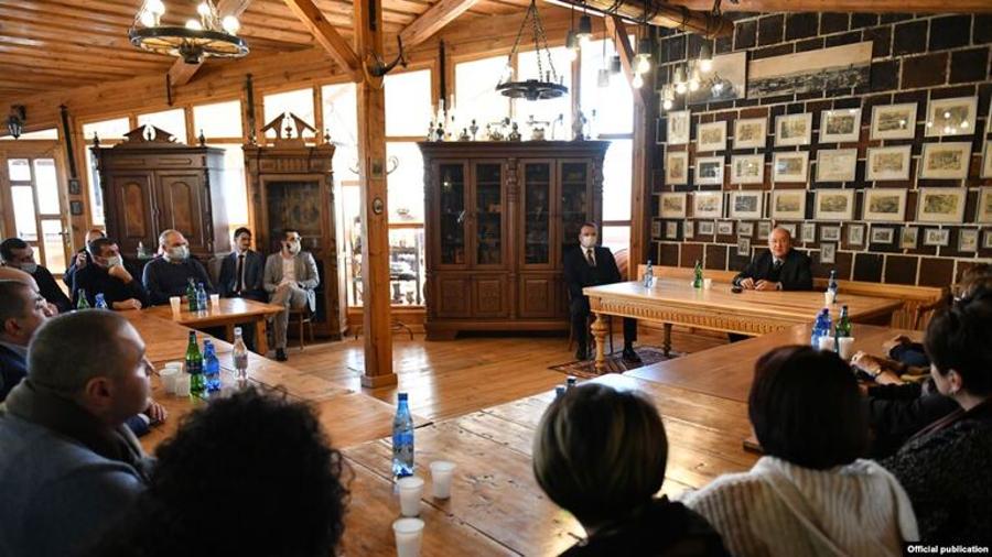 Կարևոր է, որ երկիրը գոնե մի քիչ դնենք ճիշտ ճանապարհի վրա․ Արմեն Սարգսյանը Գյումրիում հանդիպել է հասարակայնության ներկայացուցիչների հետ