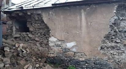 Երկրաշարժի հետևանքով փլուզվել է Արտանիշի չգործող, կիսաքանդ դպրոցի պատը, Աղբերքում և Շորժայում՝ հին հողապատ գոմերի միջնապատեր