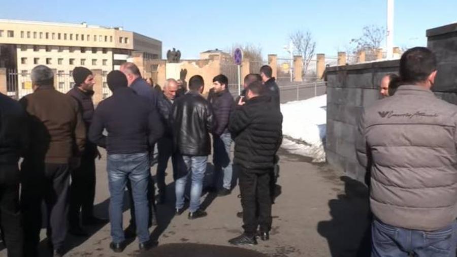 Անհետ կորած զինծառայողների հարազատները բողոքի ակցիա են անցկացնում ՊՆ-ի դիմաց |armenpress.am|
