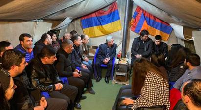 Սերժ Սարգսյանն այցելել է Հանրապետության հրապարակում գտնվող Հայրենիքի փրկության շարժման վրան