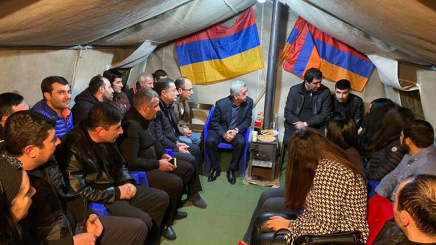 Սերժ Սարգսյանն այցելել է Հանրապետության հրապարակում գտնվող Հայրենիքի փրկության շարժման վրան