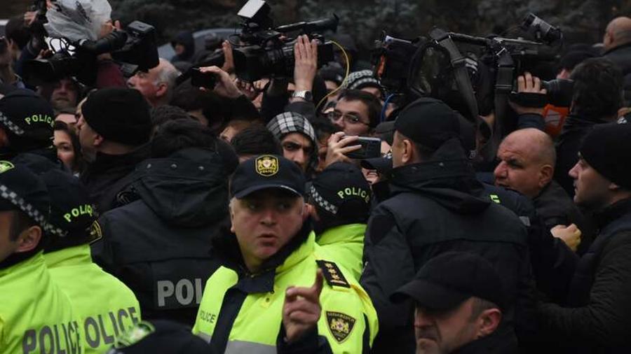 Թբիլիսիում ակտիվիստների ու ոստիկանների միջև բախում է եղել. 20 մարդ ձերբակալվել է
 |aliq.ge|