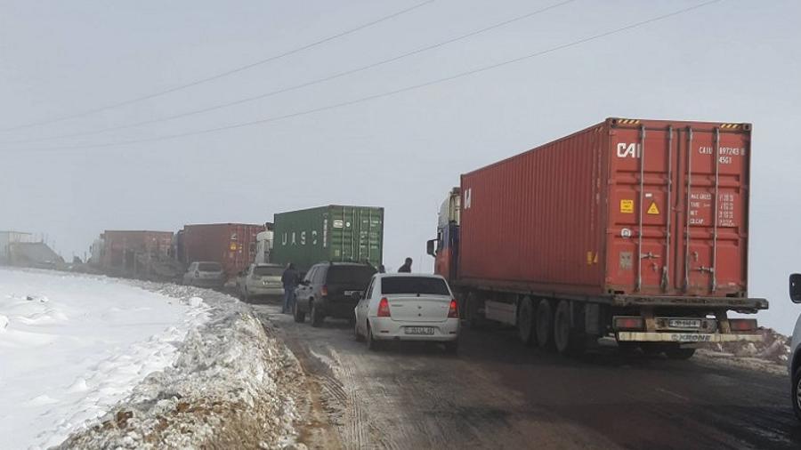 Լարսի ռուսական կողմում կա մոտ 615 կուտակված բեռնատար ավտոմեքենա