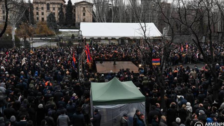 ՀՓՇ-ի անդամները վրաններ տեղադրեցին Դեմիրճյան փողոցում. ոստիկանությունն ուժեր է կուտակում

 |armenpress.am|