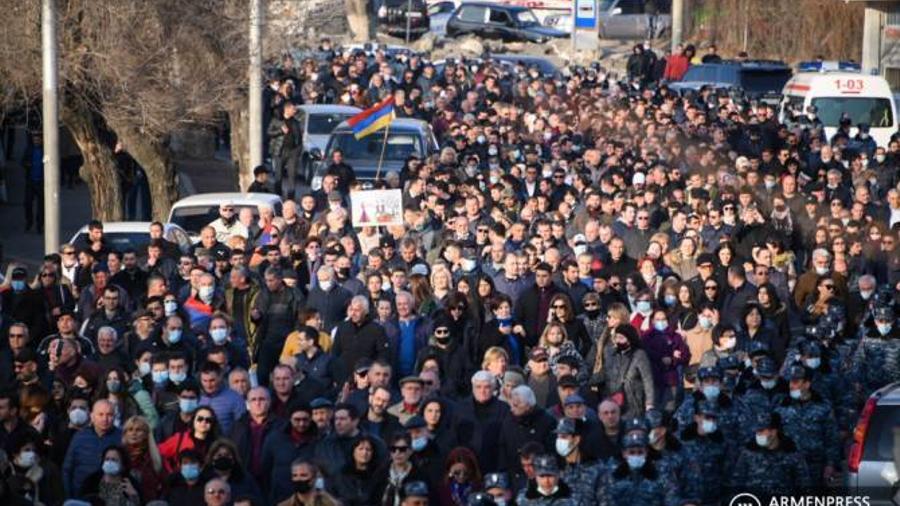 «Հայրենիքի փրկության շարժման» աջակիցները երթով շարժվում են դեպի Կառավարության շենք |armenpress.am|