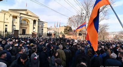 «Հայրենիքի փրկության շարժման» անդամները բողոքի ակցիա են անցկացնում ՀՀ նախագահի նստավայրի դիմաց |armenpress.am|