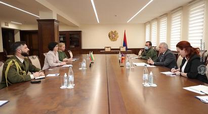 ՀՀ պաշտպանության նախարարը Հայաստանում Լիտվայի դեսպանի հետ քննարկել է անվտանգային միջավայրին առնչվող հարցեր
