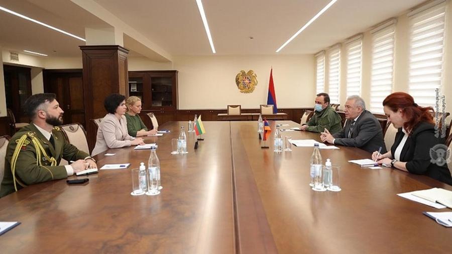 ՀՀ պաշտպանության նախարարը Հայաստանում Լիտվայի դեսպանի հետ քննարկել է անվտանգային միջավայրին առնչվող հարցեր
