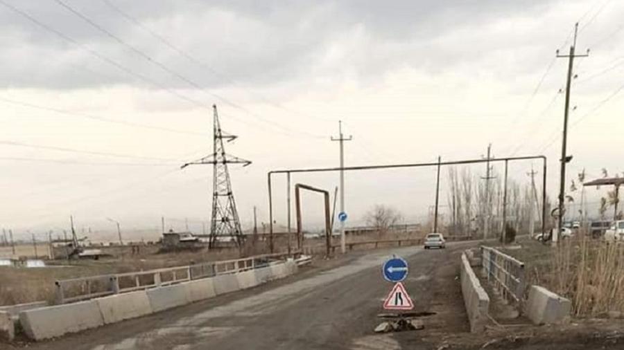 Մասիս-Ջրառատ ճանապարհի կամրջի երթևեկելի հատվածը միակողմանի փլուզվել է. ՏԿԵՆ
