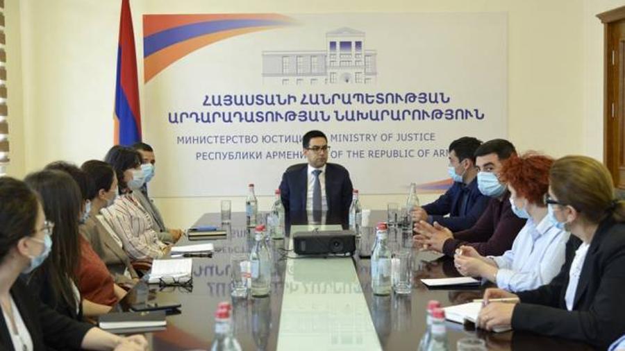 Ռուստամ Բադասյանն ընդունել է Արցախի պետական մարմինների երկու տասնյակ աշխատակիցների