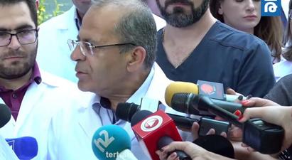 Բժիշկները դատախազության մոտ բողոքի ակցիա են իրականացրել՝ պահանջելով Արմեն Չարչյանին ազատ արձակել |tert.am|