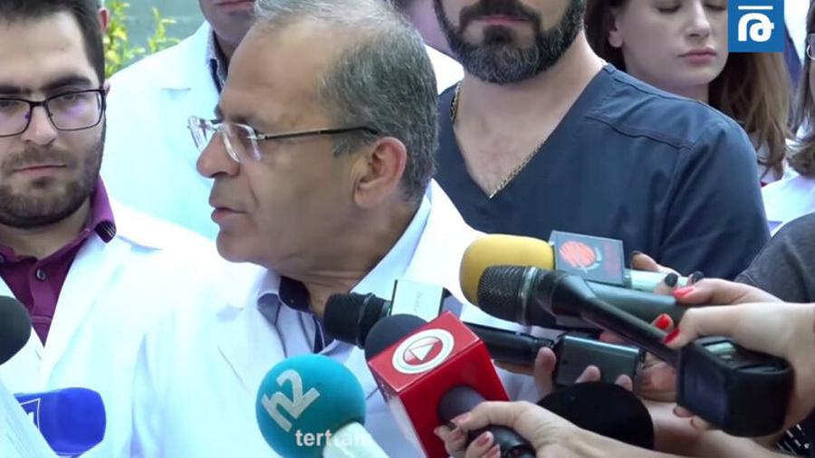 Բժիշկները դատախազության մոտ բողոքի ակցիա են իրականացրել՝ պահանջելով Արմեն Չարչյանին ազատ արձակել |tert.am|