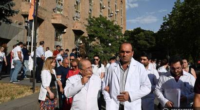 Բժիշկները ՀՔԾ-ի դիմաց բողոքի ակցիա են անցկացրել ի պաշտպանություն Արմեն Չարչյանի |armenpress.am|